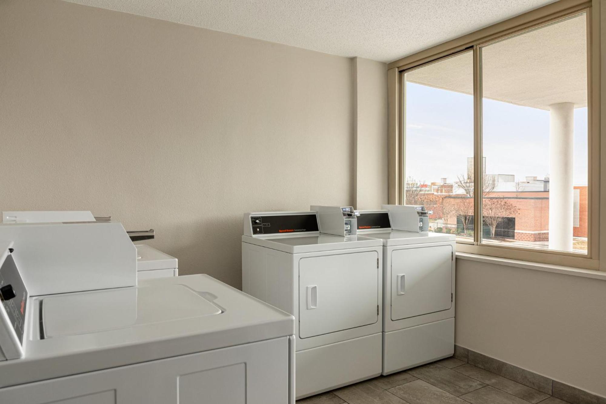 Holiday Inn Express Baltimore At The Stadiums By Ihg Exterior foto